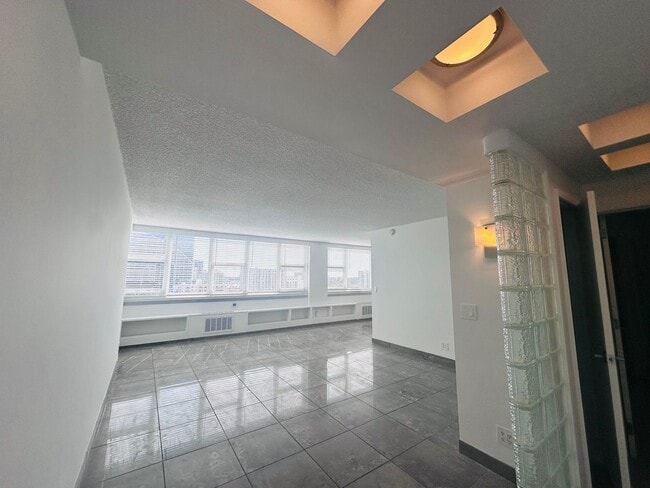 Building Photo - 1 Bedroom 1 Bath Ocean View Condo - Steps from Fort Lauderdale Beach!