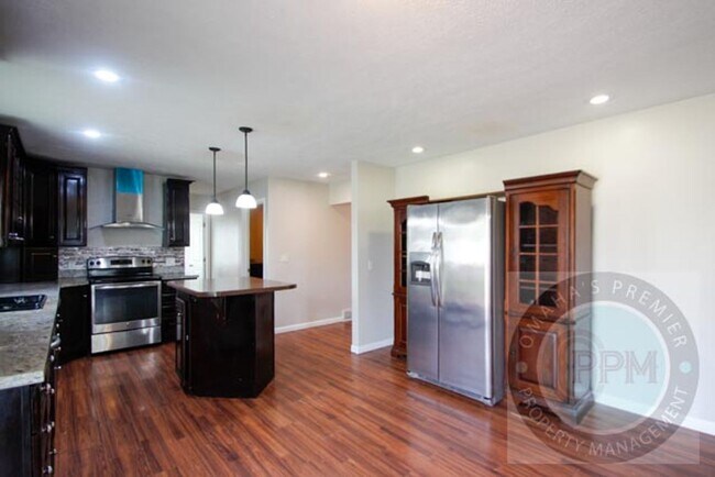 Building Photo - Huge 4-bedroom, 4-bath home