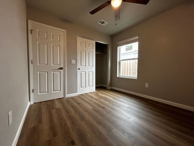 Building Photo - Coming Soon! 2 Bed/1 Bath Home