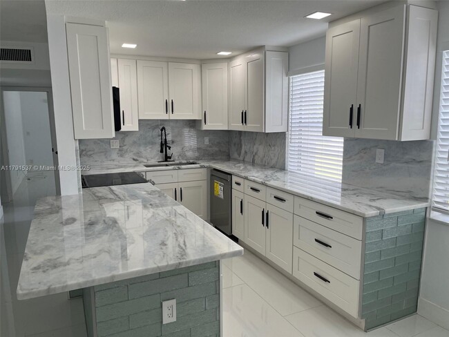 Building Photo - 98 Normandy Ln