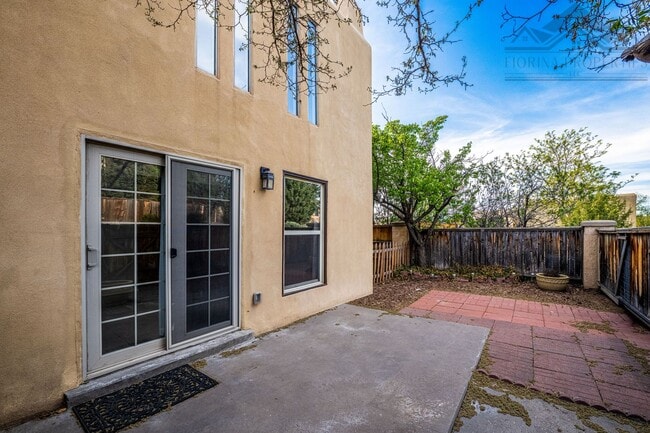 Building Photo - Southwest Charm In Park Plazas