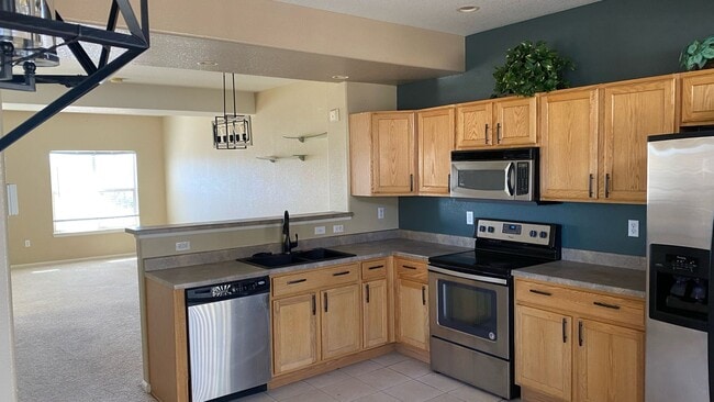 Building Photo - Large 2 Bedroom 2 Bath Townhome in Sterlin...