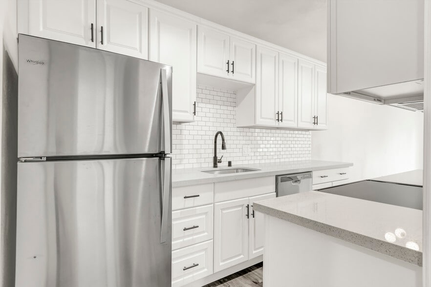 Building Photo - 10607 Des Moines Memorial Dr S