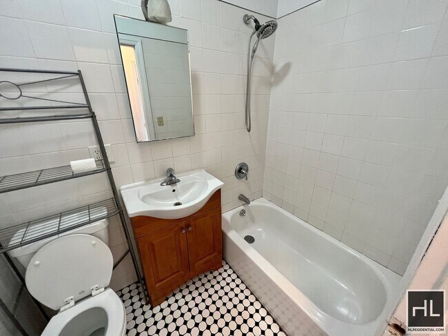Building Photo - Massive 3.5BR 1BA 1300sft Top Floor Conver...