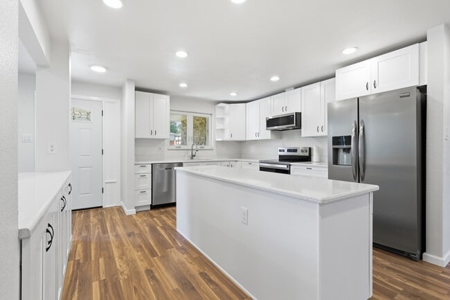 Building Photo - 122 Helena Cir