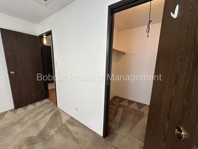 Building Photo - 400 S Saliman Rd