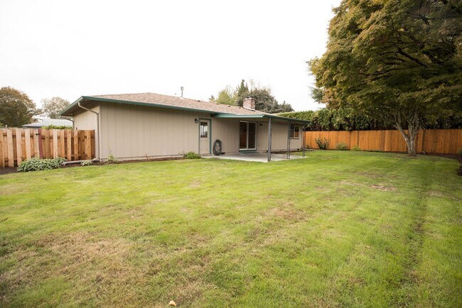 Building Photo - Immaculately maintained 3-bdr/1.5-bath ran...