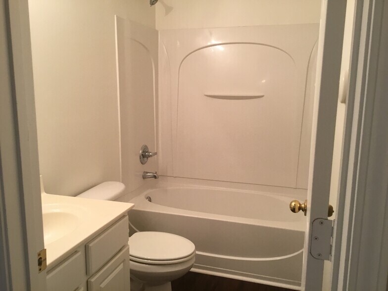 Building Photo - 4544 Fairport Ct