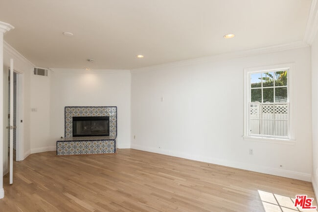 Building Photo - 1557 N Stanley Ave