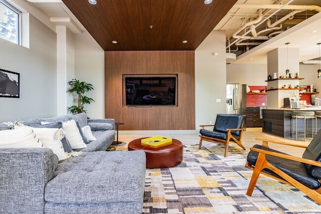 Building Photo - Huge Central Area Studio with PARKING and ...