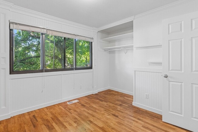 Building Photo - Bright Cozy Home w/ Deck & Yard Near Des M...