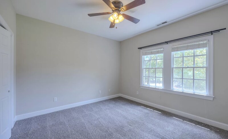 Building Photo - 301 Red Fox Run Dr