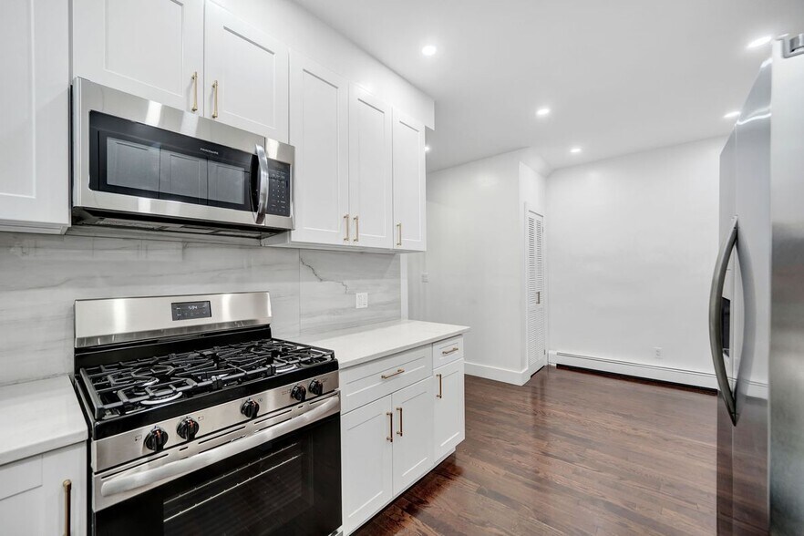 Building Photo - 251 E 46th St