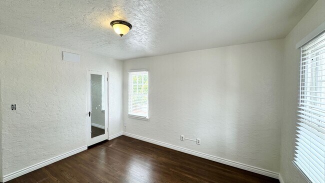 Building Photo - West Redwood