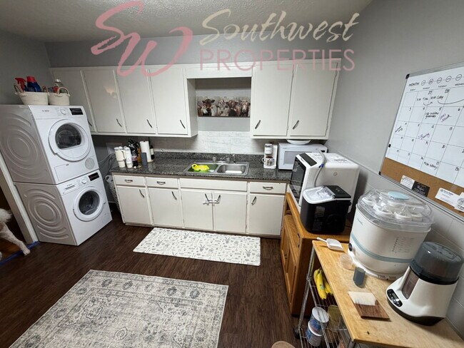 Building Photo - 3 bedroom 1 bath with large bedrooms! Easy walk to campus!