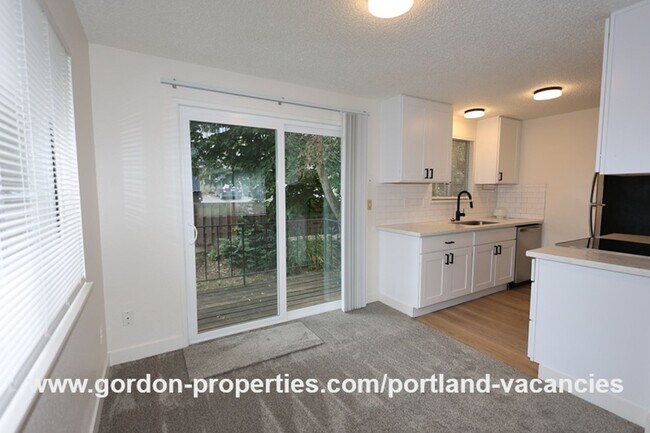 Building Photo - SE 15th Ave - remodeled 3 bedroom duplex w...