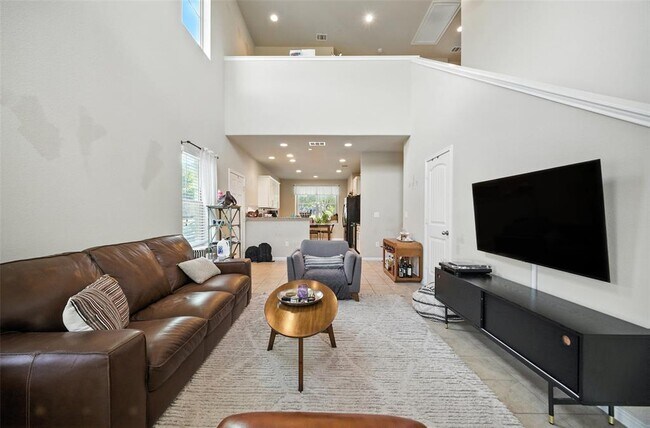 Primary Photo - 516 E Slaughter Ln