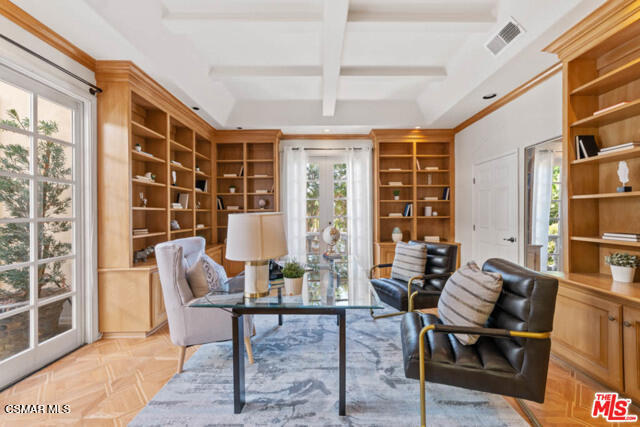 Building Photo - 4440 Hayvenhurst Ave