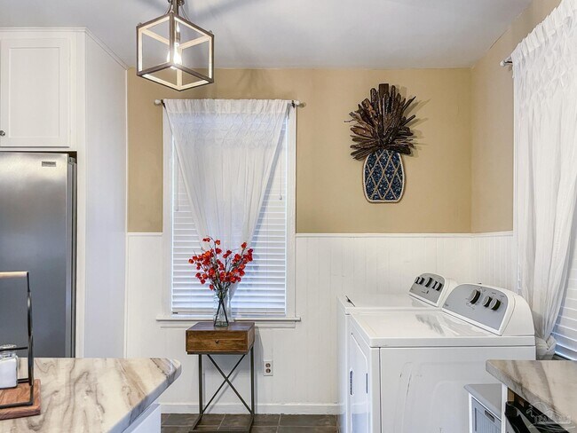 Building Photo - 1618 W Garden St