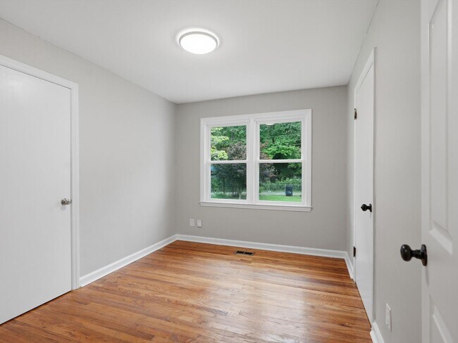 Building Photo - 1220 19th Ave SE