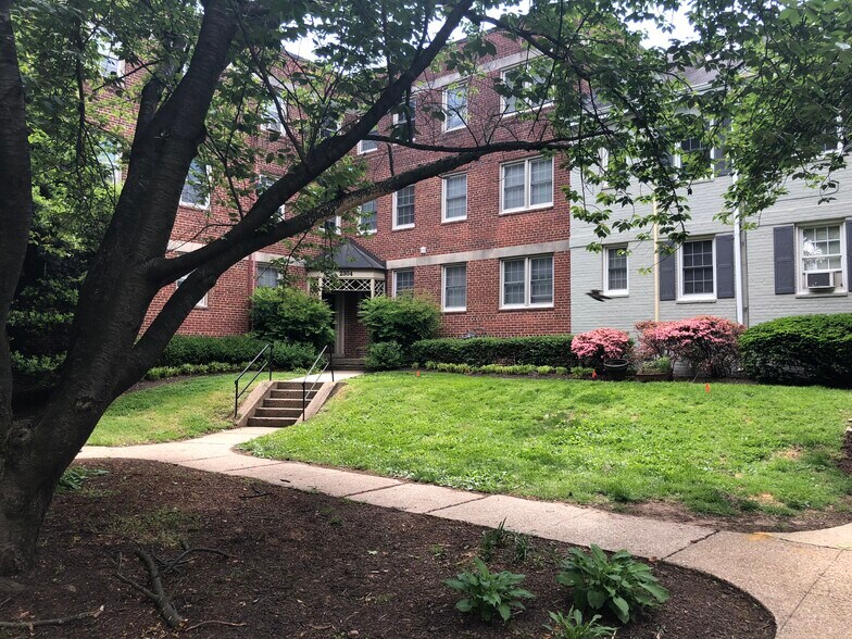 Grounds & front of building - 2304 Colston Dr
