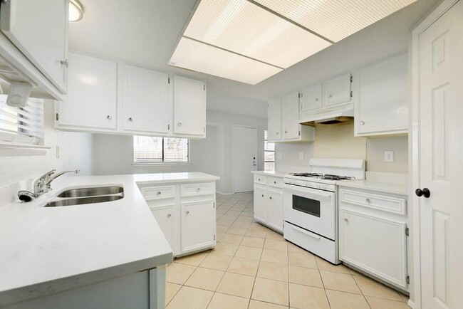 Building Photo - 1214 Doonesbury Dr