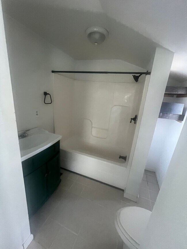 Building Photo - Updated Large 1 Bed/ 1 Bath in Gallipolis City