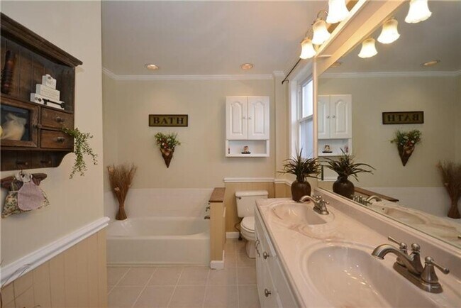 Building Photo - 2112 Saranac Ave