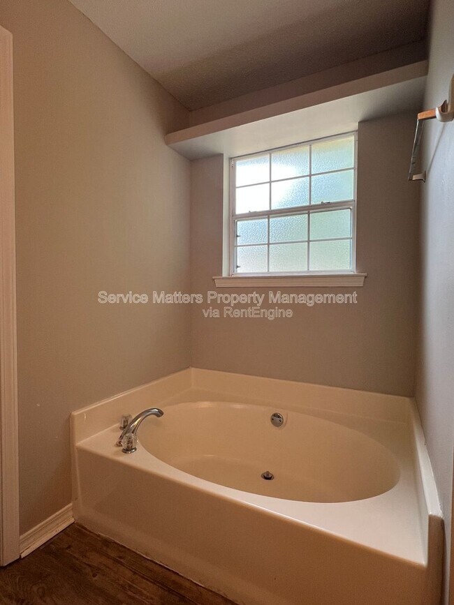 Building Photo - 5959 Sleepy Hollow Ct