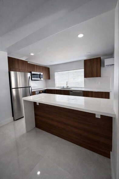 Building Photo - 916 NE 2nd St