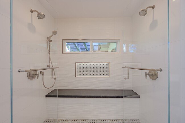 Building Photo - Luxurious Modern Living in the Heart of San Diego with Solar!