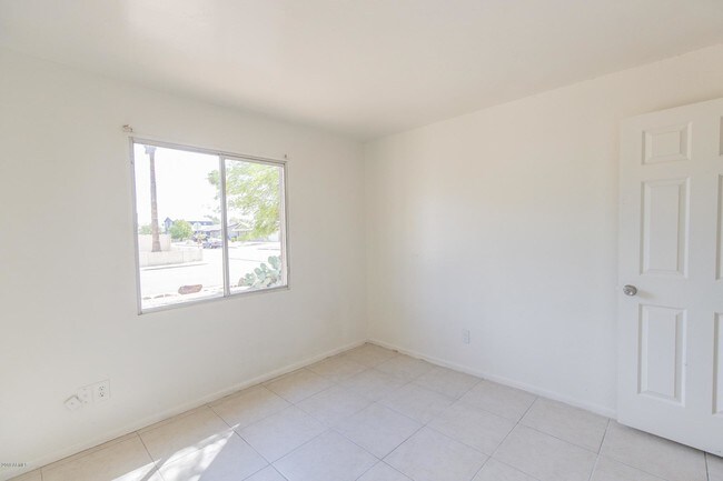 Building Photo - 4016 E Willow Ave