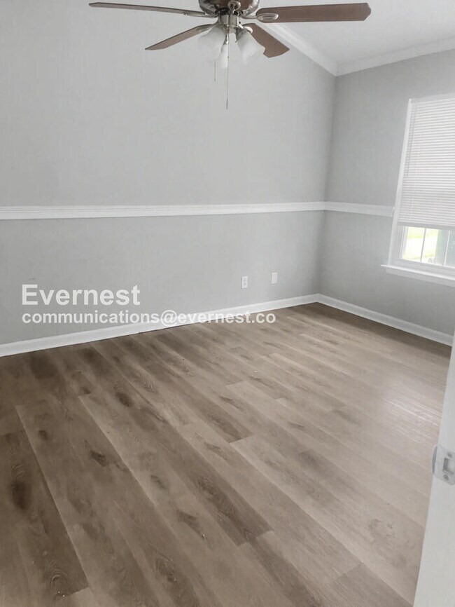 Building Photo - 3 Bed, 2 Bath Home with Off-Street Parking / Pet-Friendly / Vouchers Accepted / Available Now!