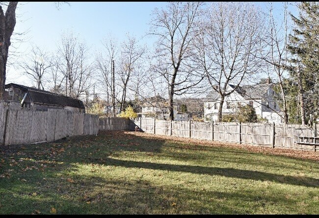 Building Photo - 2 Hollowbrook Plz