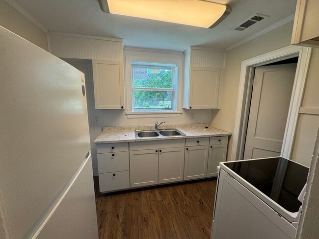 Building Photo - Adorable home in heart of Thomson