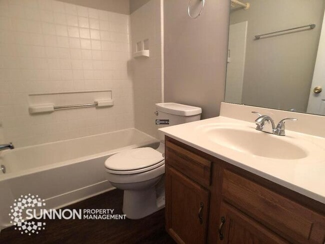 Building Photo - Remodeled 3 BR 2.5 BA in Raintree