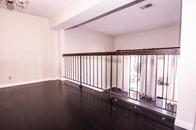 Building Photo - 848 W Huntington Dr