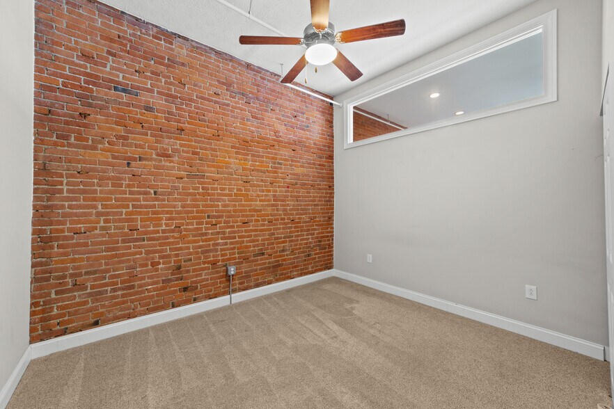 Building Photo - 1224 Huron Rd E