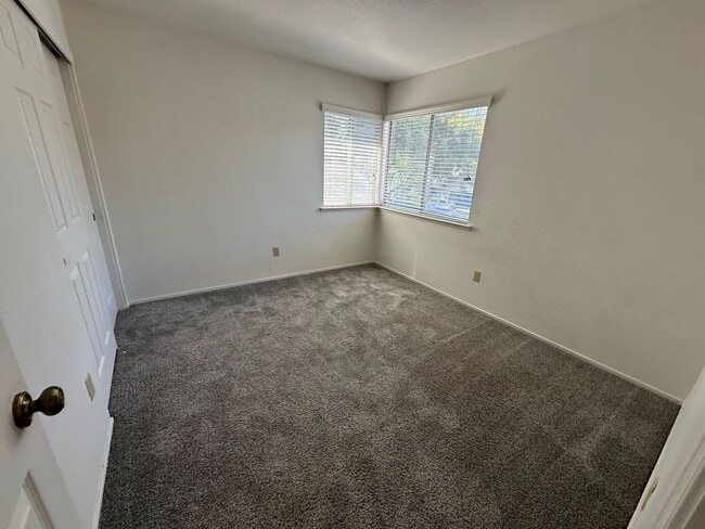 Building Photo - Beautiful 4 Bedroom, 2.5 Bath Tracy Home