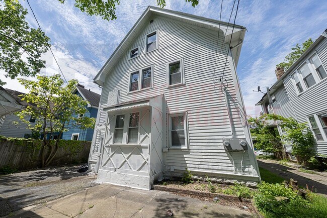 Building Photo - 3353 E 132nd St