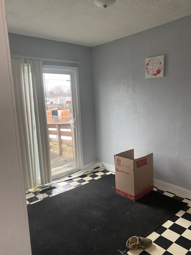 Building Photo - 2 bedroom 1 bath house  with fenced in yard available soon!