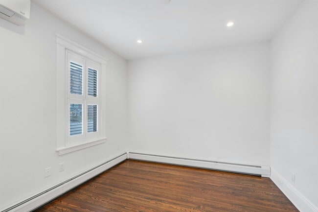 Building Photo - 722 27th St