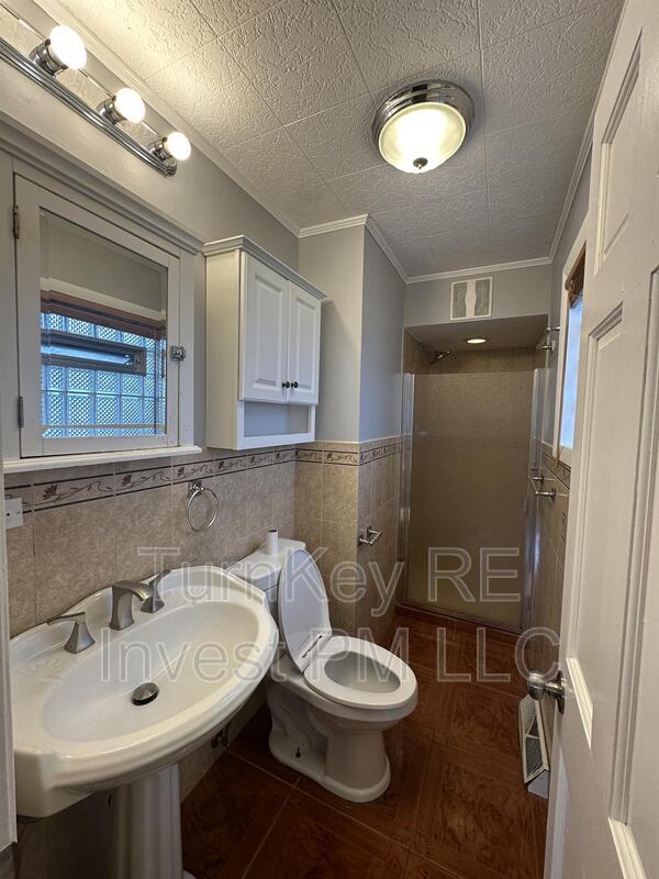 Building Photo - 923 W 187th St