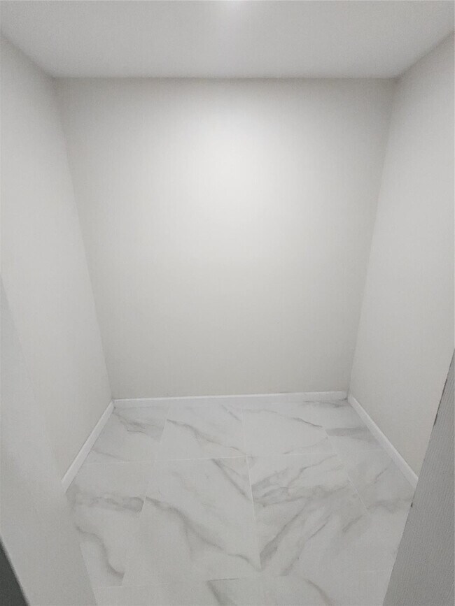 Building Photo - 485 N Pine Island Rd