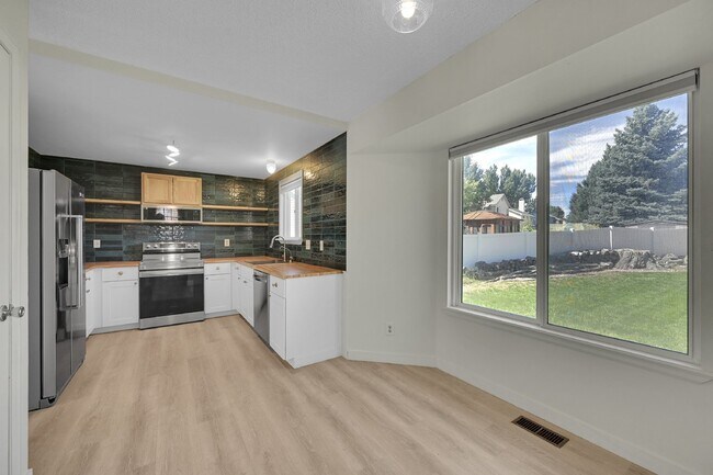 Building Photo - $2,495, 3 beds, 2.5 bath Updated Home in Co Springs with Fenced In Yard!