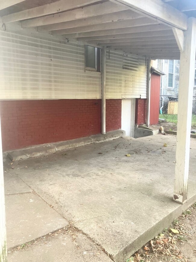 Building Photo - CAROLINE 209-211