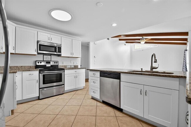 Building Photo - 231 Wellington Dr