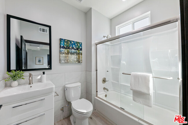 Building Photo - 15106 Roxford St