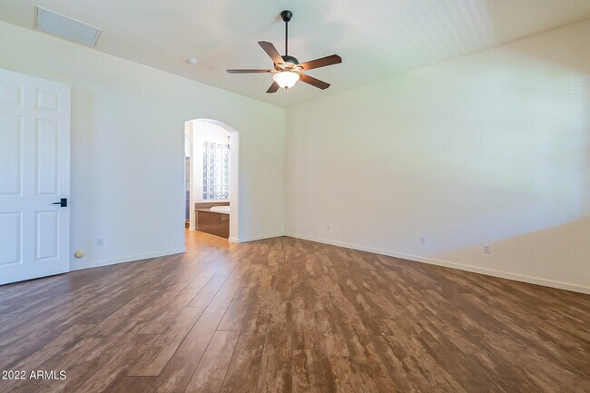 Building Photo - 734 W Juniper Ln