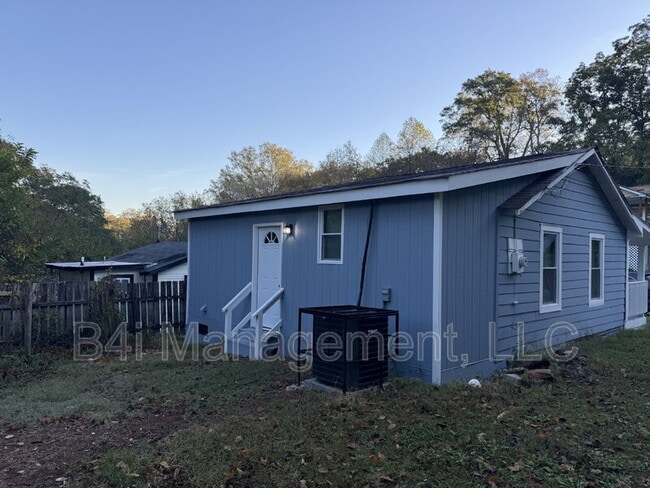 Building Photo - 209 Banks St